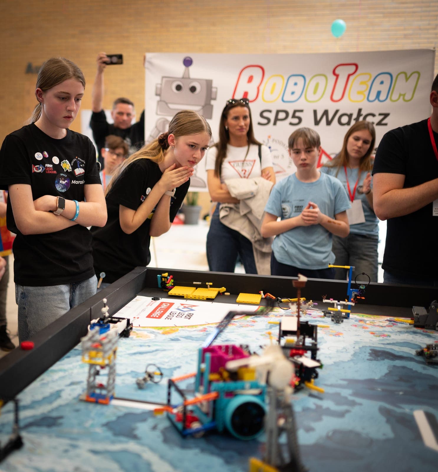 Drużyna FIRST LEGO League przy macie podczas Robot Game