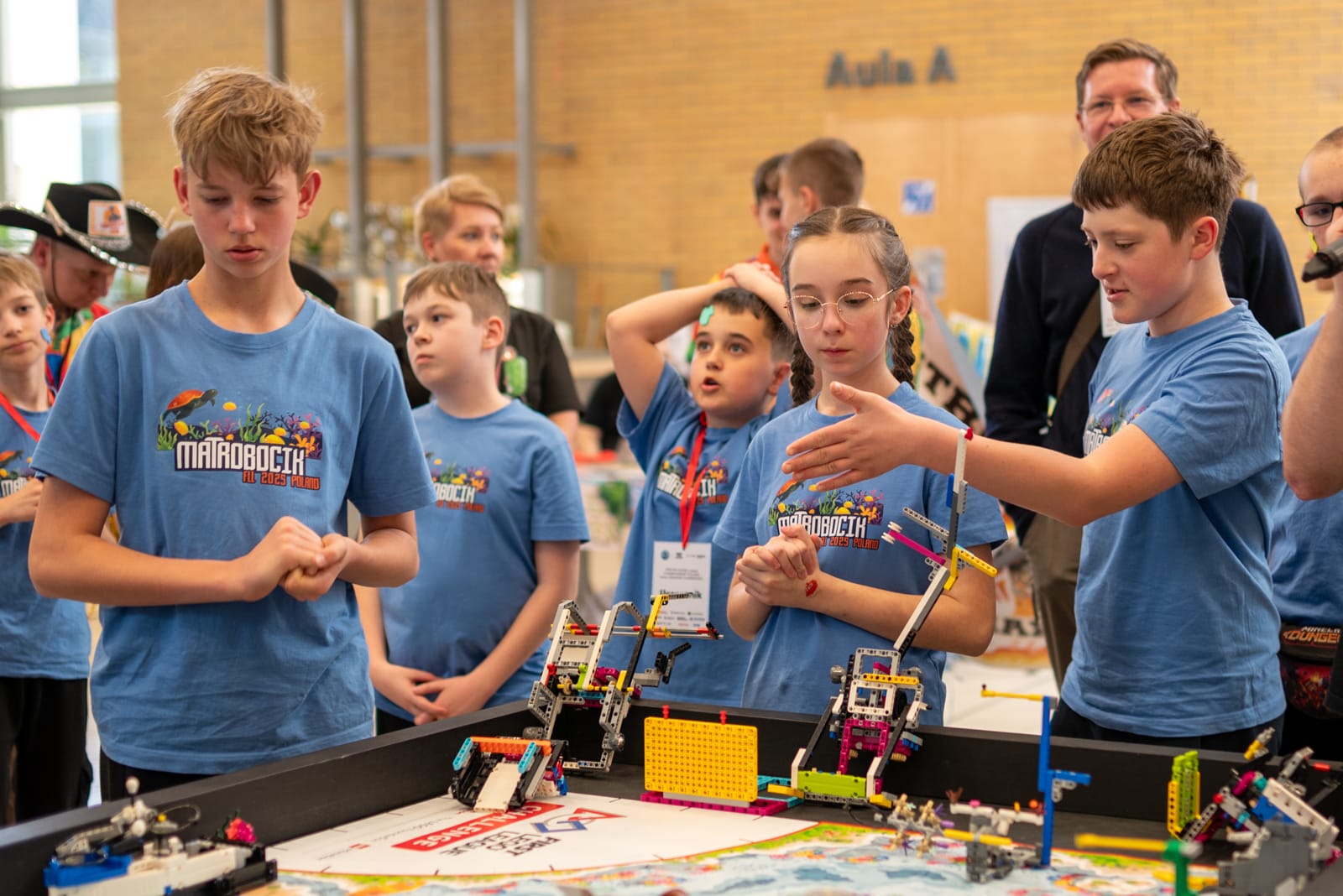 Drużyna Matrobocik przy macie podczas turnieju FIRST LEGO League